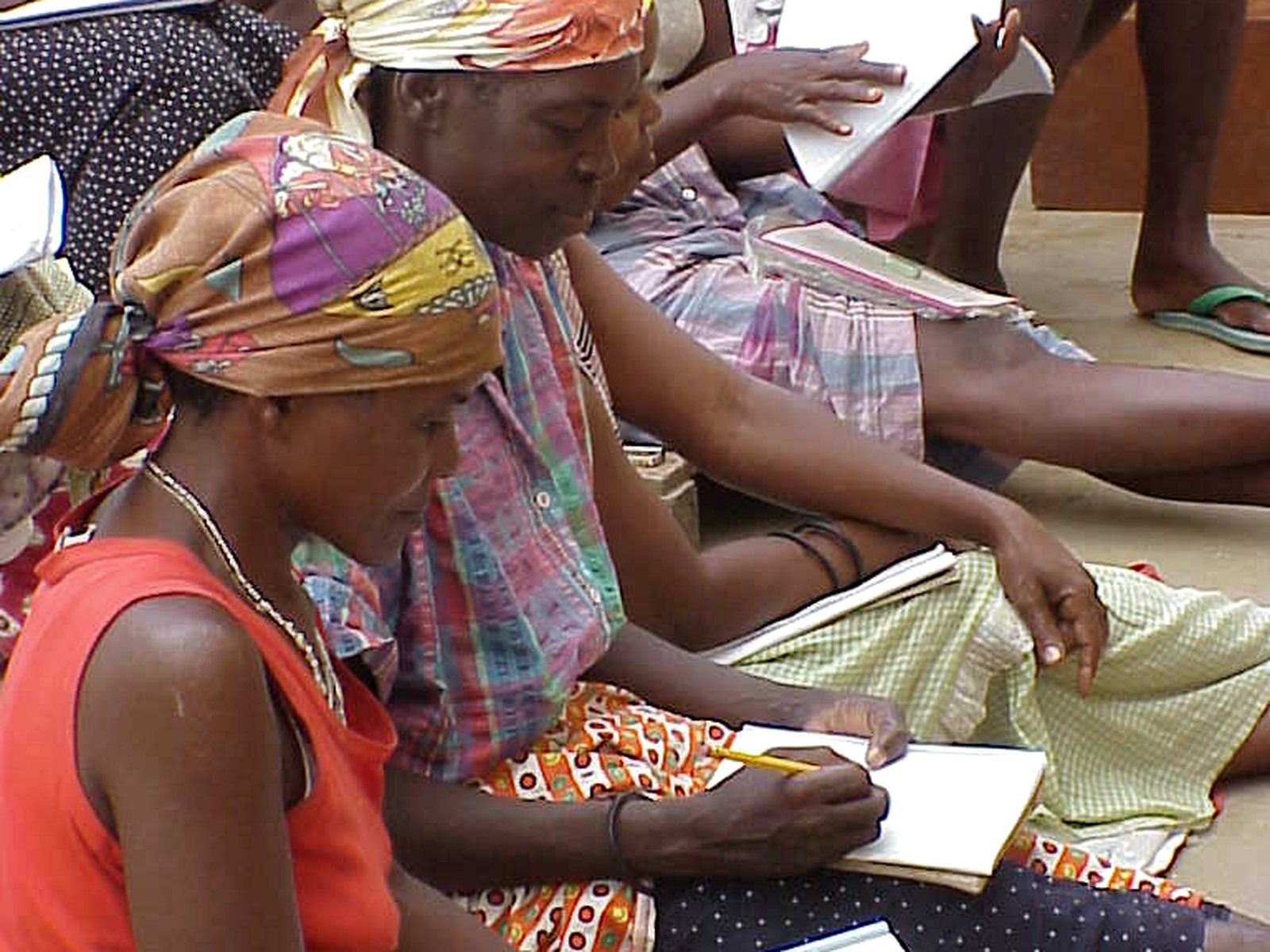 Mujeres sentadas tomando apuntes en Benguela, Angola