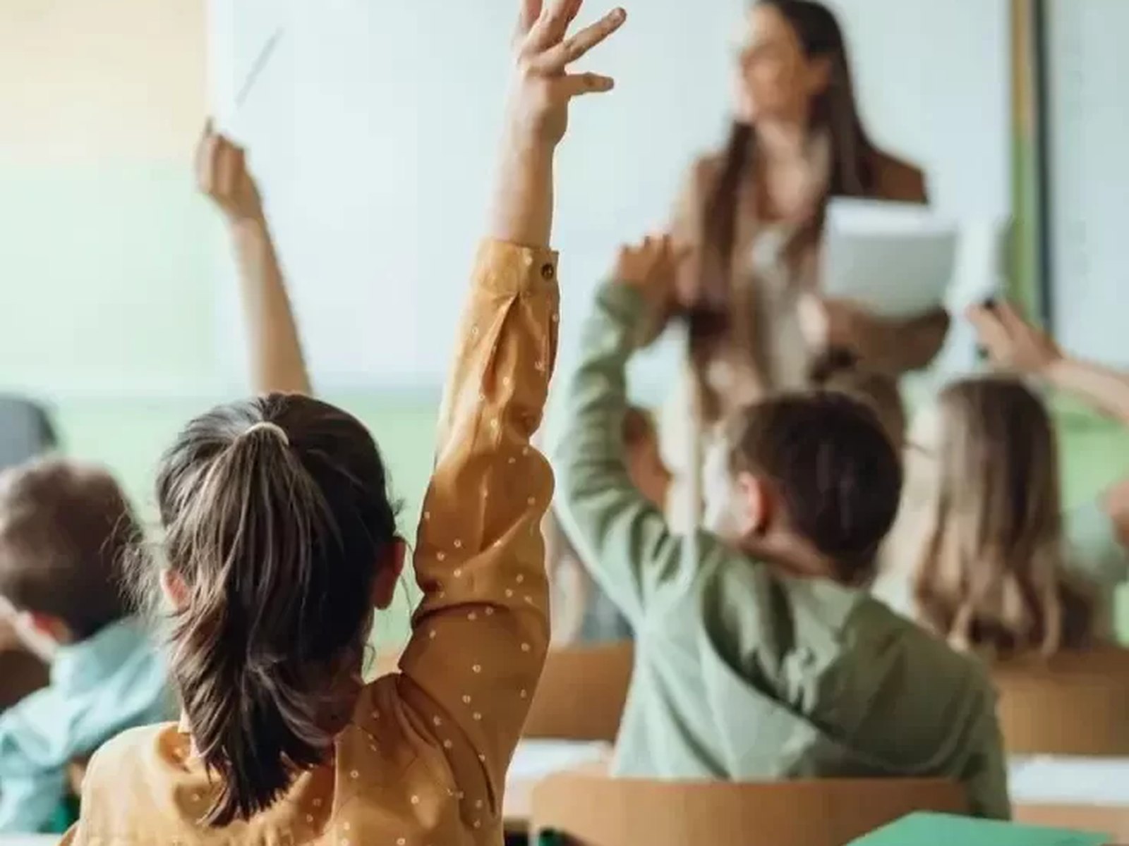 Imagen simbólica sobre fe cotidiana, gestos simples y escuela
