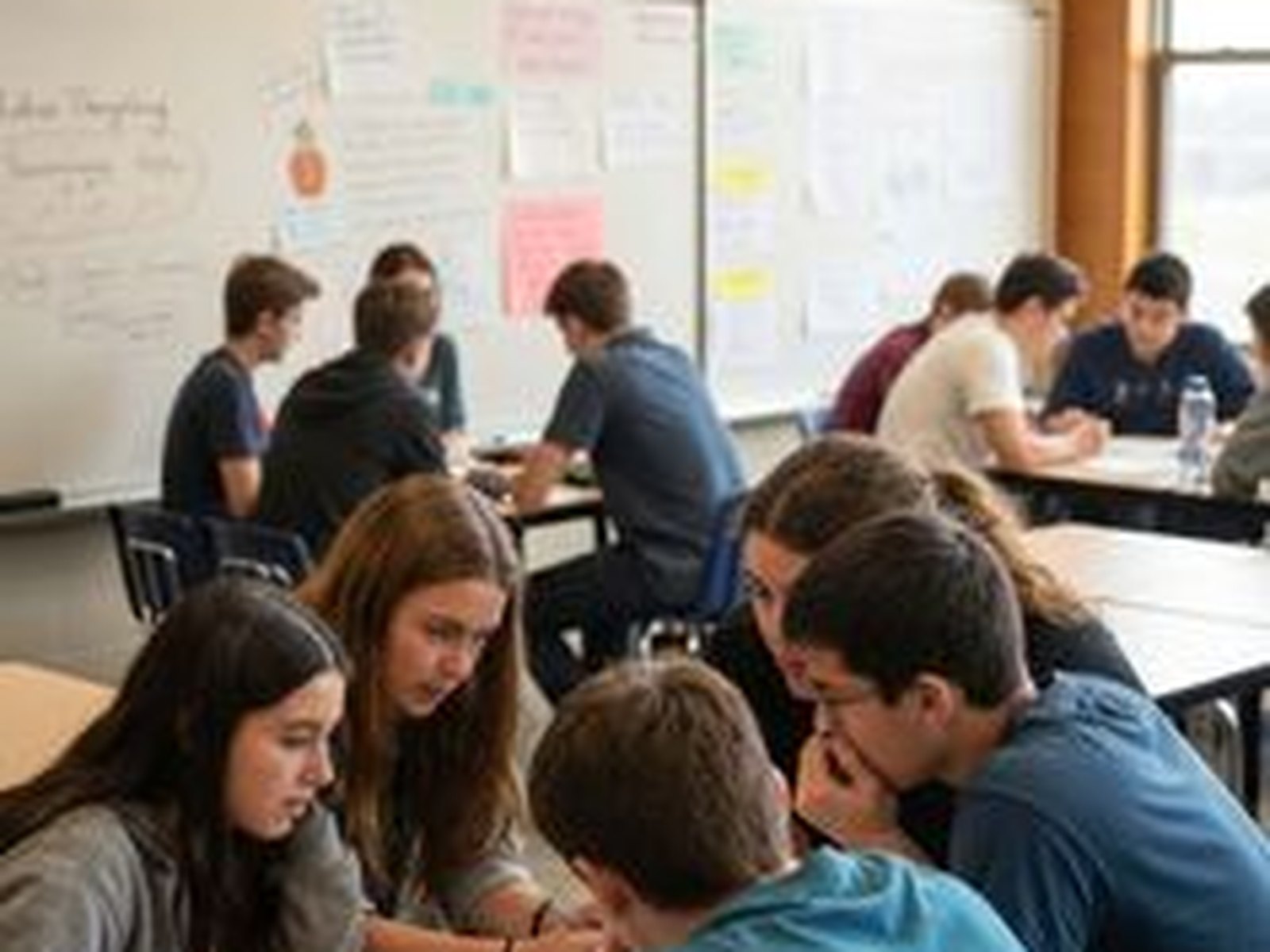 Imagen simbólica sobre comunidad educativa y trabajo compartido
