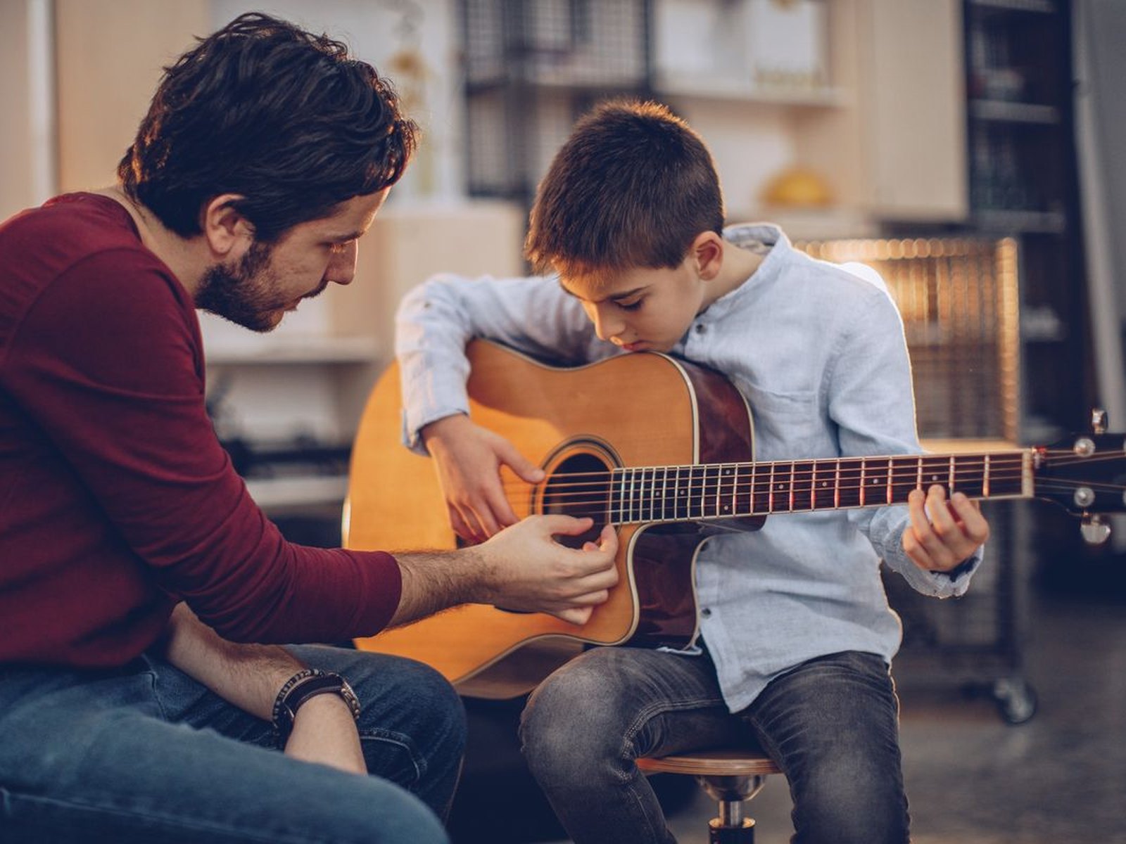Imagen simbólica sobre música, escuela y pertenencia compartida