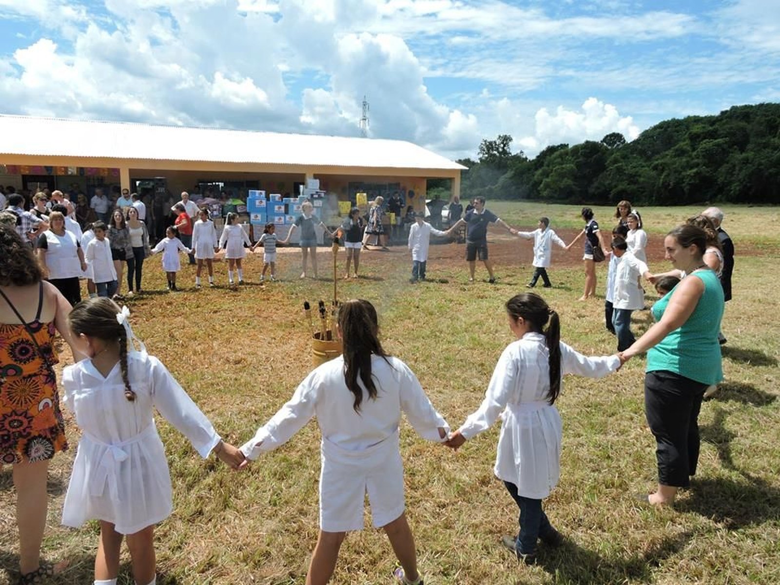 Imagen simbólica sobre una escuela con patio, cercanía y pertenencia